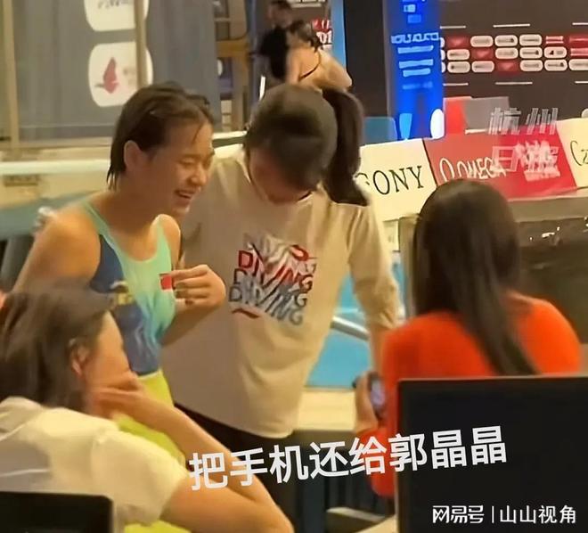 起找郭晶晶还坐在师姐怀里拍照婵宝加拿大训练结束后和陈练一